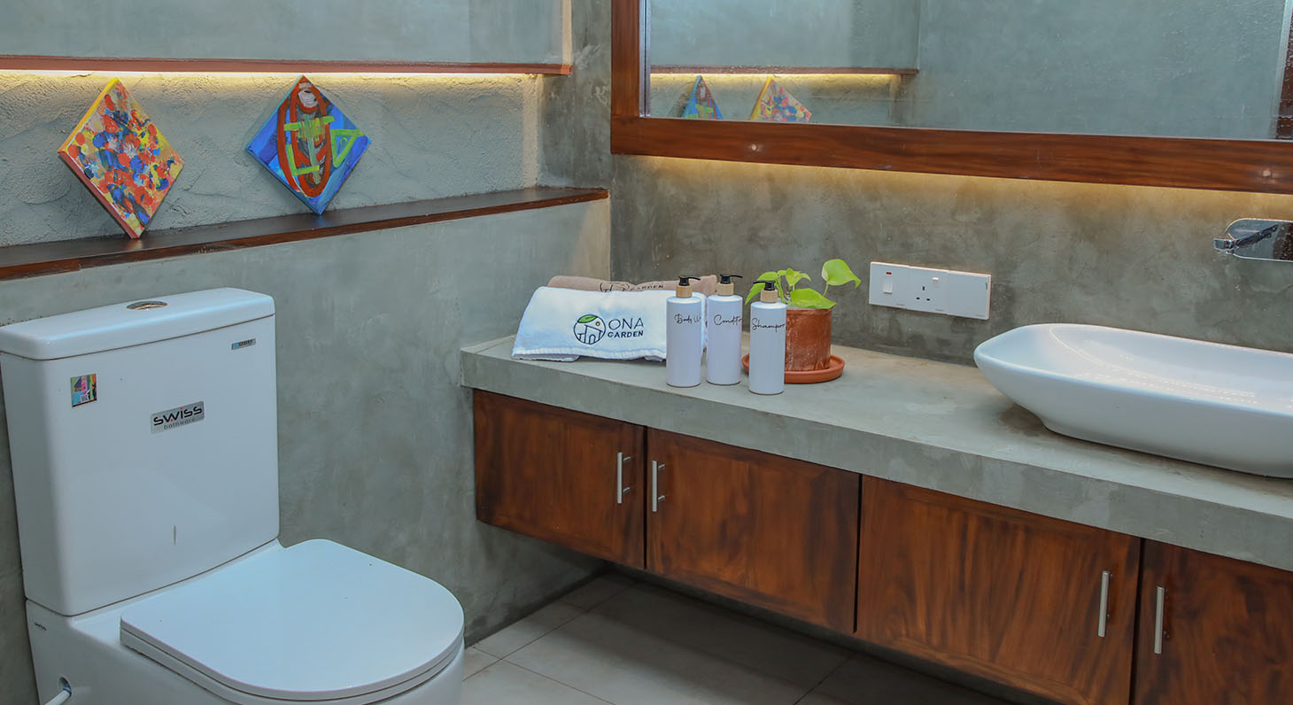 Bathroom of the Cinnamon Deluxe room at Ona Garden Villa